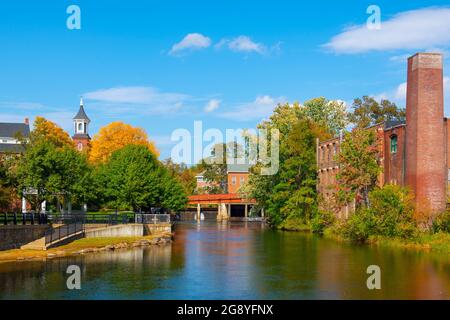 Belknap Mill am Opechee Bay Reservoir an 1 Mill Plaza in der Stadt Laconia, New Hampshire NH, USA. Stockfoto