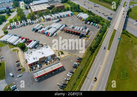 Ruheplatz der LKW stoppen verschiedene Arten von Lastwagen auf dem Parkplatz der Autobahn mit Tankstelle für das Betanken Auto in den USA. Stockfoto