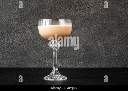 Alexander Cocktail aus Cognac, Creme und Creme de Cacao Stockfoto