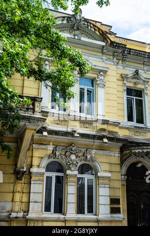 30. JUNI 2021, BATUMI, GEORGIA: Äußere Details von Gebäuden in der Altstadt von Batumi, Georgia Stockfoto