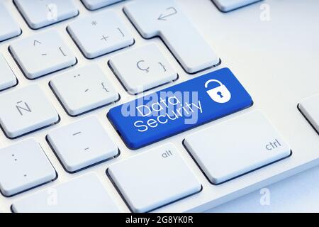 Cyber Security Wort und Vorhängeschloss-Symbol auf blauer Computertastatur Stockfoto