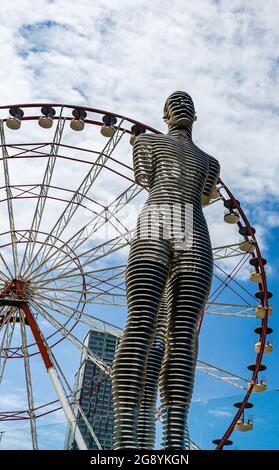 30. JUNI 2021, BATUMI, GEORGIEN: Eines der Symbole des modernen Batumi bewegt die Statue Nino und Ali im Bereich des Alten Hafens in der Altstadt von Batumi, Georgi Stockfoto