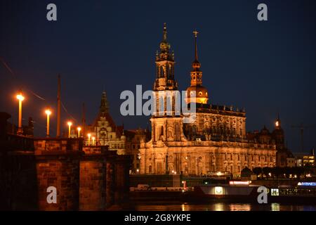 Atemberaubende Aussicht auf den Dom der Heiligen Dreifaltigkeit (Katholische Hofkirche) in Dresden bei Nacht Stockfoto