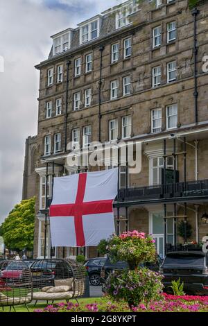 Flagge Englands auf der Vorderseite des Yorkshire Hotels während der UEFA Europe Football Championship, Harrogate, North Yorkshire, England, Großbritannien. Stockfoto