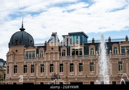 30. JUNI 2021, BATUMI, GEORGIA: Äußere Details von Gebäuden in der Altstadt von Batumi, Georgia Stockfoto