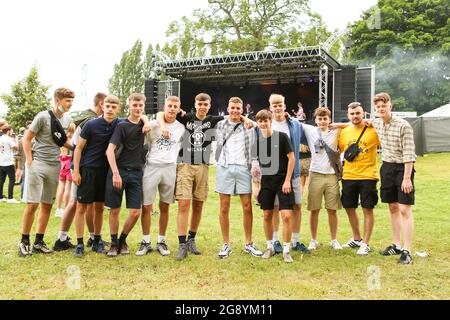 Sheffield, Großbritannien. Juli 2021. Festivalbesucher am ersten Tag des Tramlines Festivals in, am 7/23/2021. (Foto von Isaac Parkin/News Images/Sipa USA) Quelle: SIPA USA/Alamy Live News Quelle: SIPA USA/Alamy Live News Stockfoto