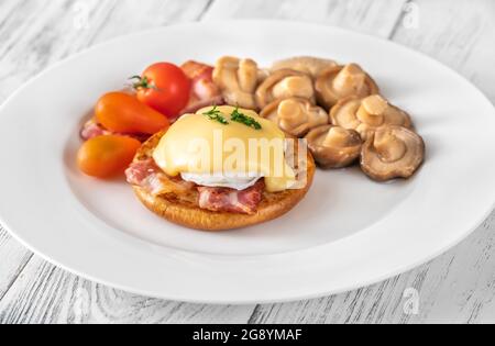 Eier Benedikt mit Speck auf dem Teller Stockfoto