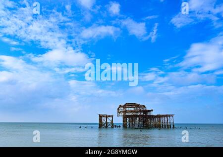 Der verlegente West Pier vor Brighton Beach Sussex England Stockfoto