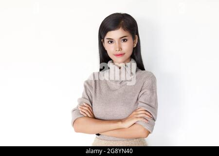 Yong lange schwarze Haare asiatische Frau mit Selbstvertrauen Art und Weise Blick auf die Kamera, weißer Hintergrund Stockfoto