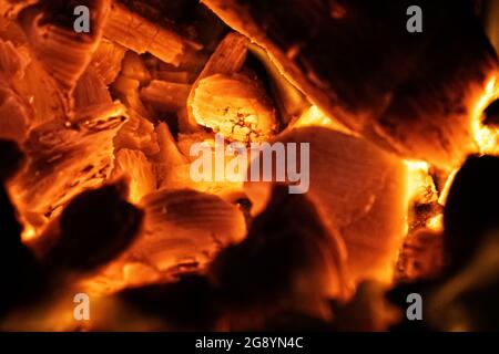 Das Feuer und die Hitze des Feuers, die Glut, feuern Flammen- und Salamander-Feuergeister an. Stockfoto