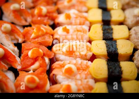 Sushi-Set, original japanische Küche, farbenfrohe und exquisite Anordnung in Reihen Stockfoto