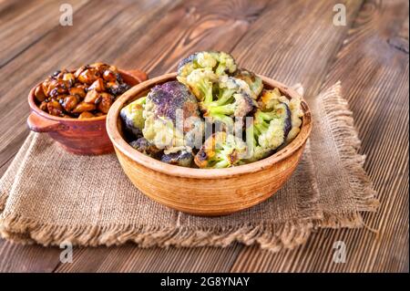 Schüssel mit gebratenem asiatischen Blumenkohl mit Pilzen Stockfoto