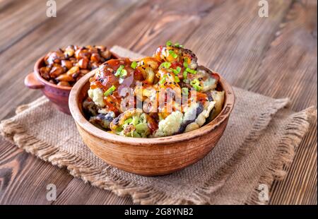 Schüssel mit asiatischem gebratenem Blumenkohl mit süßer Chilisauce Stockfoto