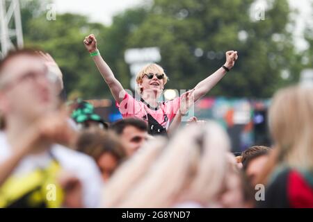 Sheffield, Großbritannien. Juli 2021. Festivalbesucher genießen die Musik am ersten Tag des Tramlines Festivals in, am 7/23/2021. (Foto von Isaac Parkin/News Images/Sipa USA) Quelle: SIPA USA/Alamy Live News Quelle: SIPA USA/Alamy Live News Stockfoto