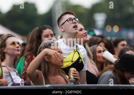 Sheffield, Großbritannien. Juli 2021. Festivalbesucher genießen die Musik am ersten Tag des Tramlines Festivals in, am 7/23/2021. (Foto von Isaac Parkin/News Images/Sipa USA) Quelle: SIPA USA/Alamy Live News Quelle: SIPA USA/Alamy Live News Stockfoto