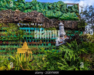 Schöner Lord Sri Venkateshwara Tempel und Hanuman Idole Wandgemälde Arbeit für Touristenattraktion, Tirupati, Andhra Pradesh, Indien-Juli 10.2021 angezeigt Stockfoto