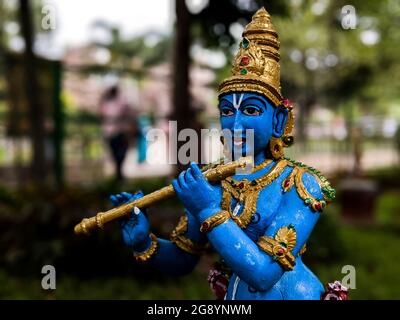 Nahansicht des Sri Krishna Idols im Natursteingarten in Tirumala, Tirumala, Andhra Pradesh, Indien-Juli 10.2021 Stockfoto