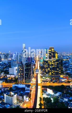 Stau in Bangkok Hauptstadt thailand in der Dämmerung, vom hohen Gebäude zum Business Center gebracht Stockfoto
