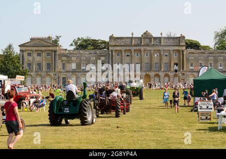 Heveningham Hall County Fair, mit Vintage-Traktoren Parade vor dem Haus. Landmesse mit Ständen. Menschen besuchen historisches Gebäude, Park Stockfoto