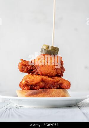 Nashville Hot Chicken mit Cayennepfeffer-Sauce bedeckt Stockfoto