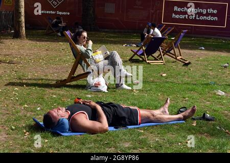 London, Großbritannien. Juli 2021. Entspannen Sie sich am Leicester Square London, während die Hitzewelle anhält. Kredit: JOHNNY ARMSTEAD/Alamy Live Nachrichten Stockfoto