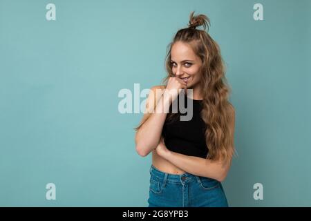 Close-up Porträt von schön aussehende attraktiv schöne liebenswerte ziemlich niedlich Winsome Wunderschöne fröhlich fröhlich fröhlich wellig-haarige blonde Frau auf Pastell isoliert Stockfoto