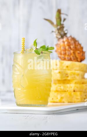 Glas Ananas Tiki Stil Cocktail auf weißem Hintergrund Stockfoto