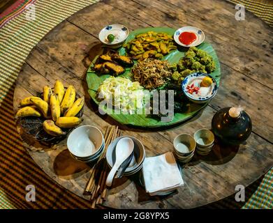 Vietnamesische Küche serviert Thai Hai ethnischen Dorf traditionelle Lebensweise, Thai Nguyen, Provinz Northern Vietnam, Asien Stockfoto