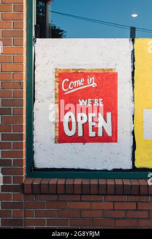 Rot Komm herein Wir sind offen Schild handbemalt auf Business-Fenster Stockfoto