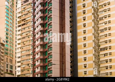 Nahaufnahme eines dicht besiedelten Wohnhauses in Hongkong, China Stockfoto