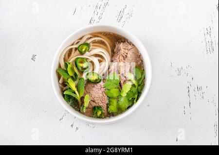 Schüssel vietnamesische Suppe Rindfleisch Pho (Pho bo) Stockfoto