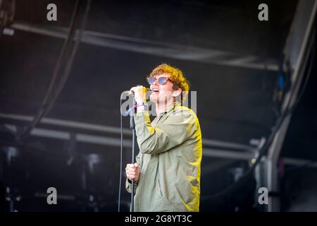 Standon, Hertfordshire, Großbritannien. Juli 2021. Die Menschen genießen das Standon Calling Music Festival, das an diesem Wochenende stattfindet. Es ist eines der ersten Festivals, das nach der Lockerung der Covid-Beschränkungen in Großbritannien stattfindet, und die Teilnehmer mussten einen verifizierten und per Video aufgezeichneten lateralen Durchflusstest als Bedingung für den Eintritt durchführen. Kredit: Julian Eales/Alamy Live Nachrichten Stockfoto