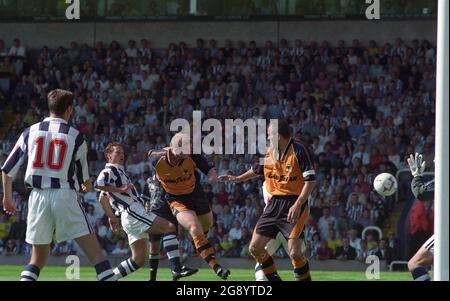 Der Fußballer Iwan Roberts von Wolverhampton Wanderers punktet mit dem Spiel von Steve Bull gegen seinen alten Verein West Bromwich Albion. Stockfoto