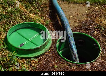 Rohr in der Abflussgrube. Abpumpen von Abwasser aus einem Klärbecken. Stockfoto