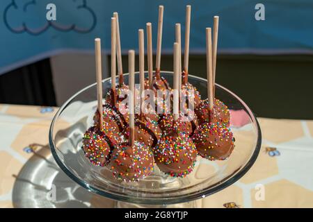 USA. April 2021. Glasdisplay mit Schokoladenkuchen, Lafayette, Califonria, 3. April 2021. (Foto: Smith Collection/Gado/Sipa USA) Quelle: SIPA USA/Alamy Live News Stockfoto