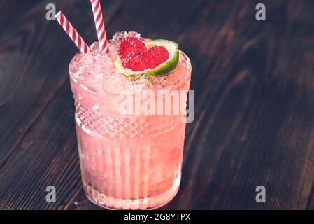 Glas Nickerbocker Cocktail aus Rum, Limettensaft, orangencuracao und Himbeersirup Stockfoto