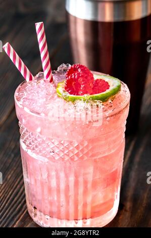 Glas Nickerbocker Cocktail aus Rum, Limettensaft, orangencuracao und Himbeersirup Stockfoto