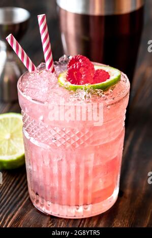 Glas Nickerbocker Cocktail aus Rum, Limettensaft, orangencuracao und Himbeersirup Stockfoto