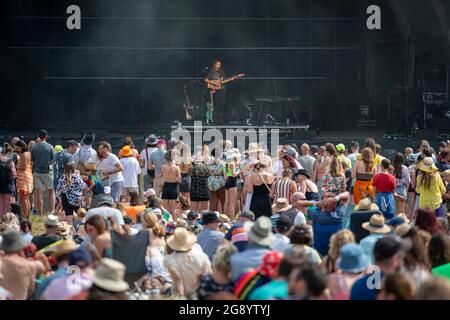 Standon, Hertfordshire, Großbritannien. Juli 2021. Die Menschen genießen das Standon Calling Music Festival, das an diesem Wochenende stattfindet. Es ist eines der ersten Festivals, das nach der Lockerung der Covid-Beschränkungen in Großbritannien stattfindet, und die Teilnehmer mussten einen verifizierten und per Video aufgezeichneten lateralen Durchflusstest als Bedingung für den Eintritt durchführen. Kredit: Julian Eales/Alamy Live Nachrichten Stockfoto