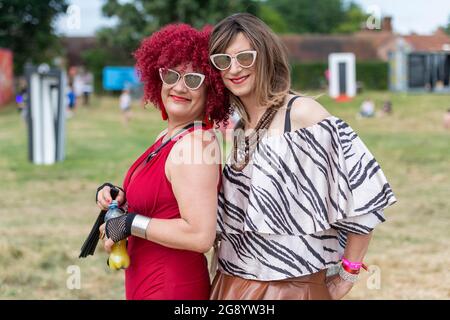 Standon, Hertfordshire, Großbritannien. Juli 2021. Die Menschen genießen das Standon Calling Music Festival, das an diesem Wochenende stattfindet. Es ist eines der ersten Festivals, das nach der Lockerung der Covid-Beschränkungen in Großbritannien stattfindet, und die Teilnehmer mussten einen verifizierten und per Video aufgezeichneten lateralen Durchflusstest als Bedingung für den Eintritt durchführen. Kredit: Julian Eales/Alamy Live Nachrichten Stockfoto