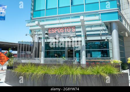 San Francisco, USA. Juni 2021. Fassade des italienischen Delikatessenrestaurants Espostos in Mission Bay, San Francisco, Kalifornien, 3. Juni 2021. (Foto: Smith Collection/Gado/Sipa USA) Quelle: SIPA USA/Alamy Live News Stockfoto