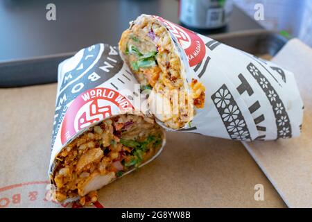 San Ramon, USA. Mai 2021. Nahaufnahme von Chicken Wrap bei World Wrapps in San Ramon, Kalifornien, 10. Mai 2021. (Foto: Smith Collection/Gado/Sipa USA) Quelle: SIPA USA/Alamy Live News Stockfoto