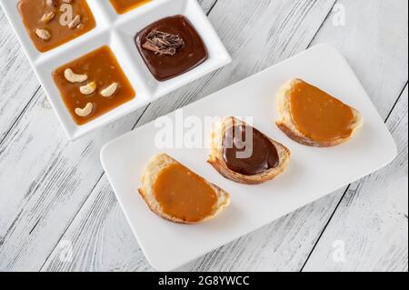 Sandwiches mit verschiedenen Karamellsorten auf dem Servierteller Stockfoto