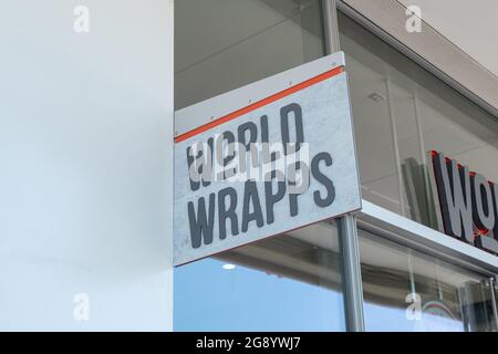 San Ramon, USA. Mai 2021. Sign on Facade at World Wrapps in San Ramon, California, 10. Mai 2021. (Foto: Smith Collection/Gado/Sipa USA) Quelle: SIPA USA/Alamy Live News Stockfoto