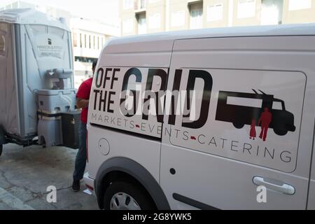 USA. Oktober 2017. LKW mit Schild für Off the Grid, einen beliebten Foodtruck-Promoter im Stadtteil South of Market (Soma) von San Francisco, Kalifornien, 13. Oktober 2017. (Foto: Smith Collection/Gado/Sipa USA) Quelle: SIPA USA/Alamy Live News Stockfoto