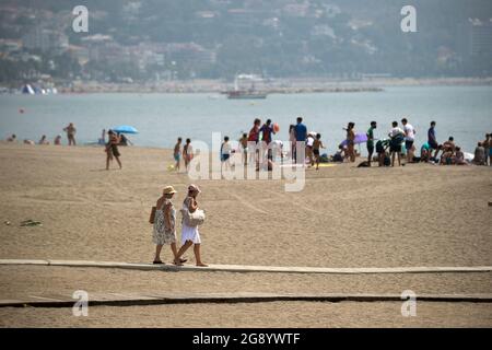 Malaga, Spanien. Juli 2021. Badegäste kommen während eines heißen Sommertages inmitten einer Coronavirus-Pandemie am Strand von Malagueta an.die staatliche Wetteragentur AEMET sagte, dass die Temperaturen am nächsten Tag in Andalusien mit mehr als 40º Grad in Malaga und anderen Provinzen steigen werden. Viele Badegäste werden erwartet, an den Stränden anzukommen, um sich zu sonnen und die sonnigen Tage zu genießen. (Foto von Jesus Merida/SOPA Images/Sipa USA) Quelle: SIPA USA/Alamy Live News Stockfoto