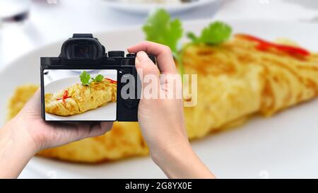 Nahaufnahme von einer Platte mit einer typischen Tortilla de patatas, spanisches Omelette, auf einem Tisch Stockfoto