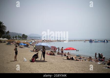 Malaga, Spanien. Juli 2021. Badegäste werden während eines heißen Sommertages inmitten einer Coronavirus-Pandemie am Strand von Malagueta beim Sonnenbaden beobachtet.die staatliche Wetteragentur AEMET sagte, dass die Temperaturen am nächsten Tag in Andalusien mit mehr als 40º Grad in Malaga und anderen Provinzen steigen werden. Viele Badegäste werden erwartet, an den Stränden anzukommen, um sich zu sonnen und die sonnigen Tage zu genießen. (Foto von Jesus Merida/SOPA Images/Sipa USA) Quelle: SIPA USA/Alamy Live News Stockfoto
