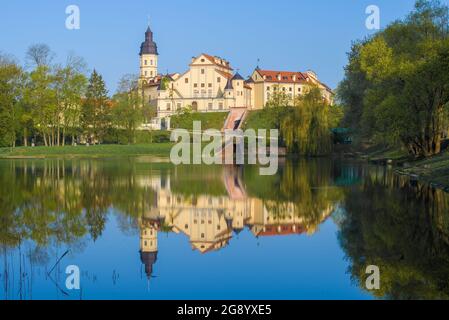 Blick auf das alte Schloss Nesvizh an einem sonnigen Maimorgen. Weißrussland Stockfoto