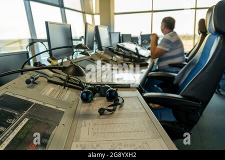 Ukraine, Kiew - 10. Oktober 2020: Fluglotsenarbeitsplatz. Arbeitsraum des Managers der Starts und der Landung der Flugzeuge am Flughafen im Turm. Monitore, Stuhl, Computer. Luftkontrollzentrum Stockfoto